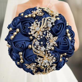 Темно-синий свадебный букет Подружка невесты держит цветы для украшения свадьбы