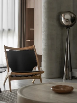 Скандинавская гостиная, балкон, домашнее кресло с откидной спинкой, кожаное седло, дизайнерский кожаный диван-кресло